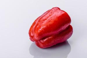 frischer zerrissener roter paprika aus der herbsternte foto