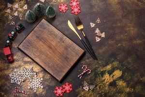 schöner Lebkuchen auf einer braunen Keramikplatte mit Christbaumschmuck foto