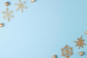weihnachtsblauer minimaler hintergrund mit schneeflocken. flach liegend, kopierraum foto