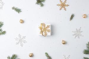 Weihnachtsschmuck mit Geschenk auf weißem Hintergrund. flach liegend, kopierraum foto