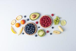 frisches obst und gemüse auf grauem hintergrund. Konzept für gesunde Ernährung. flache Lage, Zusammensetzung. foto