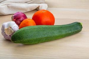 Zucchini auf Holz foto