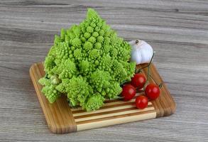 Romanesco-Kohl auf Holz foto