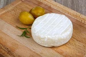 Brie-Käse auf Holzbrett und Holzhintergrund foto