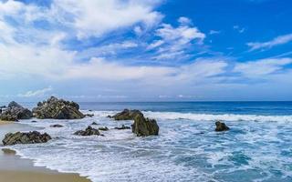 extrem riesige große surferwellen am strand puerto escondido mexiko. foto