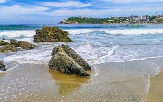 extrem riesige große surferwellen am strand puerto escondido mexiko. foto