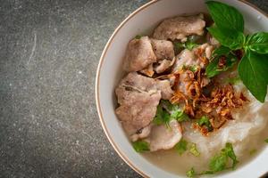 pho bo vietnamesische suppe mit schweinefleisch und reisnudeln foto