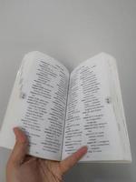 west java, august 2022. eine hand hält ein japanisch-indonesisches wörterbuch für studenten, studenten und die breite öffentlichkeit foto