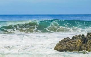 extrem riesige große surferwellen am strand puerto escondido mexiko. foto