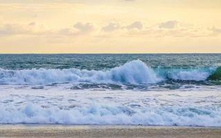 strand mit wunderschönen riesigen großen surferwellen puerto escondido mexiko. foto