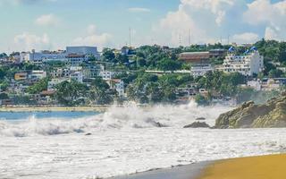 extrem riesige große surferwellen am strand puerto escondido mexiko. foto