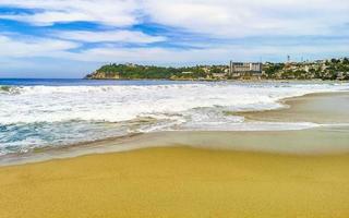 strand mit wunderschönen riesigen großen surferwellen puerto escondido mexiko. foto