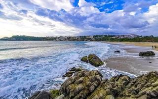 extrem riesige große surferwellen am strand puerto escondido mexiko. foto