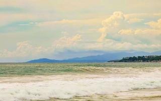 strand mit wunderschönen riesigen großen surferwellen puerto escondido mexiko. foto