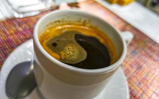 tasse americano schwarzer kaffee im restaurant mexiko. foto