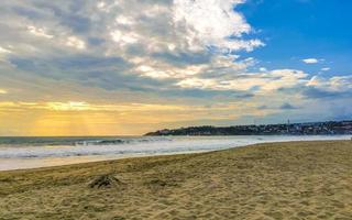 strand mit wunderschönen riesigen großen surferwellen puerto escondido mexiko. foto