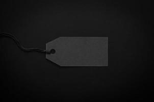 Ein schwarzes leeres Preisschild auf schwarzem Hintergrund zum Einkaufen und Rabatt auf das Konzept des schwarzen Freitags. foto