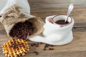 Zwei Tassen frisch gebrühter Espresso auf Holztisch. kaffeebohnen auf hellem holztisch, rustikaler stil, hausgemacht. foto