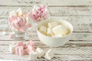 Mäusespeck. Nahaufnahme von Marshmallows bunte Kaubonbons Nahaufnahme. Süßes Dessert. foto