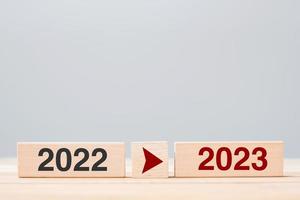 2023 und 2022 Holzblock auf Tischhintergrund. Auflösung, Strategie, Countdown, Ziel, Veränderung und Neujahrsfeiertagskonzepte foto