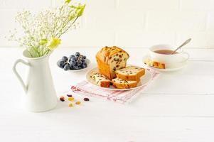 hausgemachtes frisch gebackenes Kuchenbrot mit Rosinen. traditioneller Genuss für Tee oder Kaffee. Pfund Kuchen. leckeres Frühstück. foto