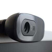 Eine moderne Webcam ist auf dem Gehäuse eines Flachbildschirms installiert. Gerät für Videokommunikation und Aufzeichnung von Videos in hoher Qualität foto