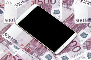 Lila 500-Euro-Geldscheine und ein Smartphone mit schwarzem Bildschirm. Platz kopieren. das Konzept von Online-Banking, Geldverwaltung und Einkaufen mit moderner Technologie foto