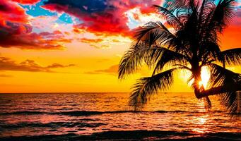 Silhouette von Palmen schöner Sonnenuntergang am tropischen Strand foto