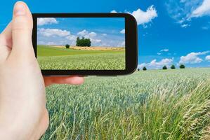 tourist, der foto der sommerlandlandschaft macht