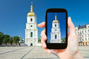 tourist, der foto der kathedrale von saint sophia macht