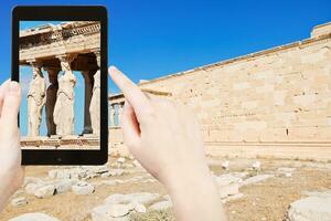 Touristen, die ein Foto von Karyatiden auf der Akropolis machen