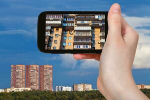 Fassade des modernen Hauses auf dem Smartphone foto