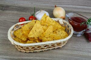 Nachos in einem Korb auf Holzhintergrund foto