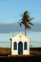 kleine kapelle in der nähe von grussai beach, bundesstaat rio de janeiro, brasilien foto