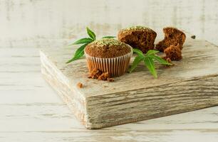 Cupcake mit Marihuana. Leckere Cupcake-Muffins mit Cannabiskraut cbd. medizinische Marihuana-Medikamente im Lebensmitteldessert, Ganja-Legalisierung.