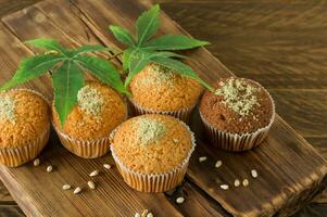 Cupcake mit Marihuana. Leckere Cupcake-Muffins mit Cannabiskraut cbd. medizinische Marihuana-Medikamente im Lebensmitteldessert, Ganja-Legalisierung.