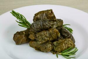 Dolma auf dem Teller und Holzhintergrund foto