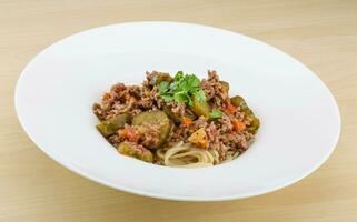 Spaghetti Bolognese auf dem Teller und Holzhintergrund foto