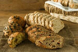 Auswahl an hausgemachtem glutenfreiem veganem Brot auf dem rustikalen Holztisch. hausgemachtes Gebäck foto