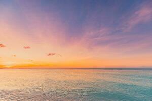 Nahaufnahme Meer Sandstrand. Panorama Strandlandschaft. inspirieren tropischen Strand Meerblick Horizont. orange und golden sonnenuntergang himmel ruhe ruhige entspannende sonnenlicht sommerstimmung. urlaub reisen urlaub banner foto