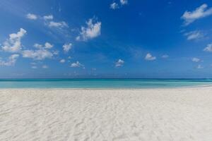 perfekte tropische Strandlandschaft. Urlaub Urlaub Hintergrund. Meerblick vom tropischen Strand mit sonnigem Himmel. Sommerparadies-Strand-Website-Design. tropisches Ufer. tropisches Meer auf den Malediven. exotisch foto