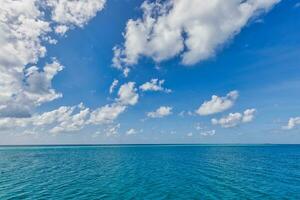 perfekter Himmel und Ozean. endlose seelandschaft, freiheitsökologie-naturkonzept. blaues Meerwasser. natürlicher hintergrund der ozeanoberfläche auf blauem himmel. tropische Küste, Horizont, idyllische Skyline, ruhige Himmelslandschaft foto