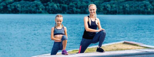 Porträt von Mutter und Kind in sportlicher Kleidung foto