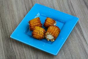 gegrillter Mais auf dem Teller und Holzhintergrund foto