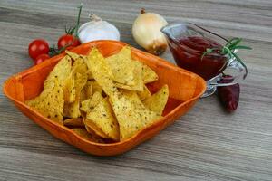 Nachos in einer Schüssel auf Holzhintergrund foto