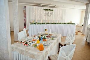 Hochzeitstisch im Restaurant eingerichtet. foto
