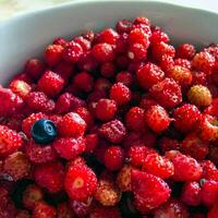 Walderdbeeren und Heidelbeeren in einem Teller. foto