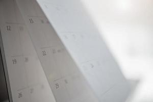 Kalenderseite Fliping Sheet Nahaufnahme auf Holztisch Hintergrund Geschäftsplanung Termin Meeting Konzept foto