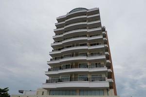 hohes wohnhaus von unten mit himmelblick foto