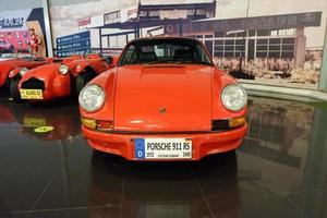 batu, ost java, indonesien - 10. august 2022, porsche 911 rs, southgreat deutschland, 1972, 2400 cc, antikes rotes auto im angkut museum foto